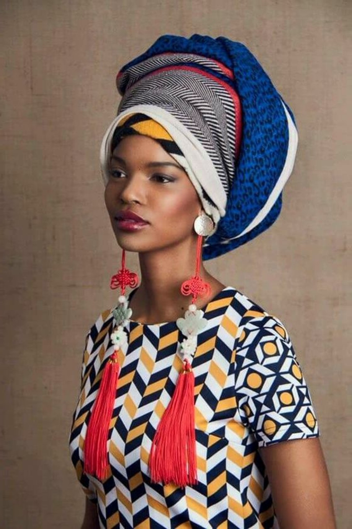 vetement africain, boucles d'oreilles pompons, robe à motifs graphiques