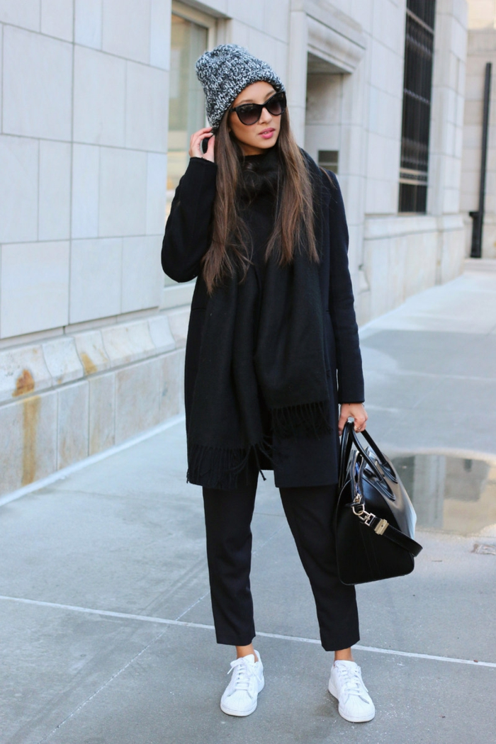 pantalon femme fluide, lunettes de soleil noires, sac à main noir, baskets blancs, écharpe noire