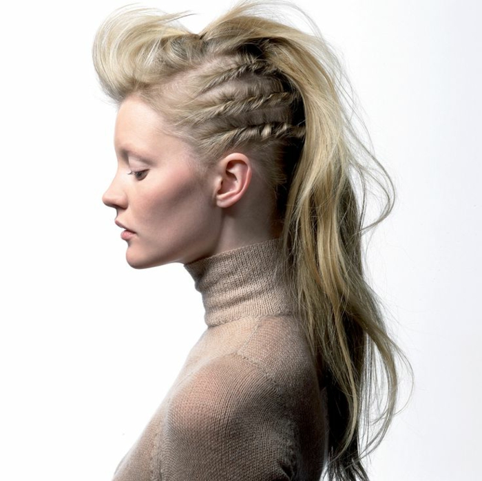 coiffure viking, style lagertha, cheveux blonds, frange en arrière, tresses imitation dreadlock sur les côtés