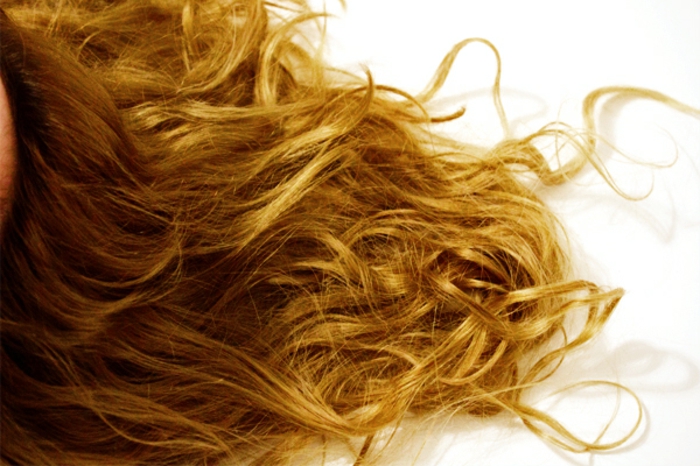 éclaircissement naturel des cheveux blonds ou châtain clair au jus de citron frais, une teinture cheveux bio douce