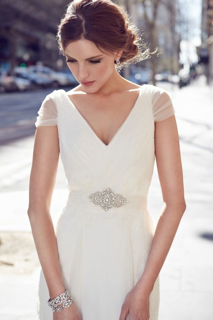 un modèle de robe mariée empire contemporaine à taille haute ajustée avec jolie ceinture argentée