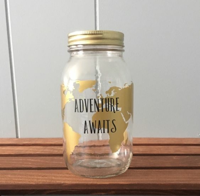 comment faire une tirelire pour économiser de l argent pour voyager, un bocale en verre customisé, dessin pochoir globe terrestre, peinture dorée
