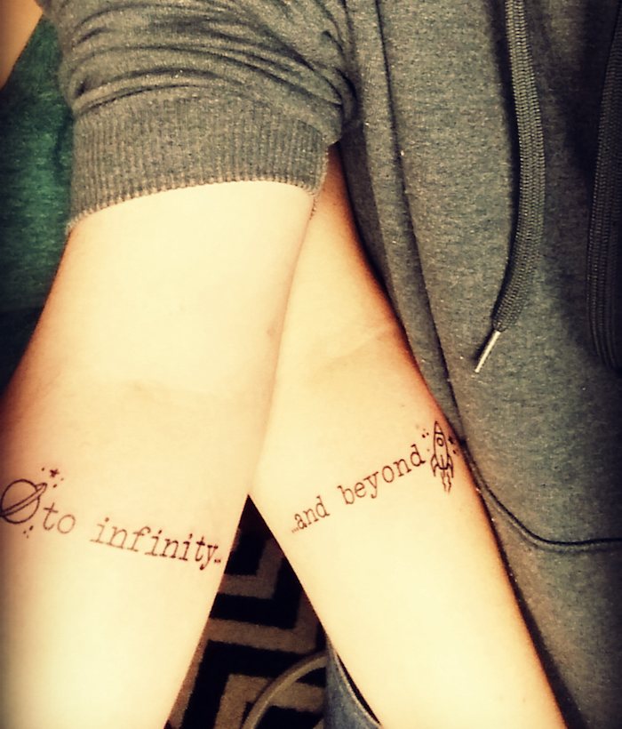 tatouage de l infini à l'au delà avant bras couple amour lien to infinity and beyond
