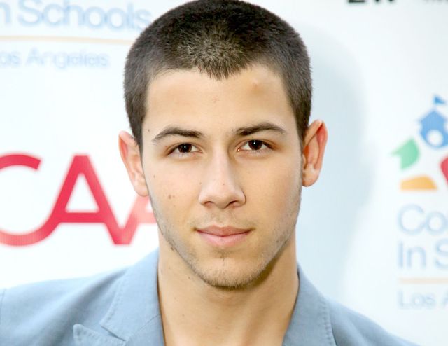 coupe garcon courte, cheveux rasés, idée de coiffure facile à faire, sans efforts, look tapis rouge, nick jonas