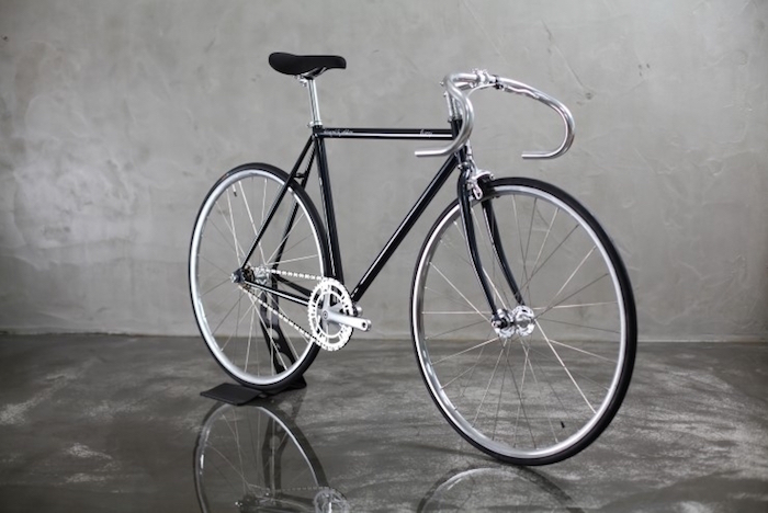 vélo fixie noir et chrome simple idée conversion vintage