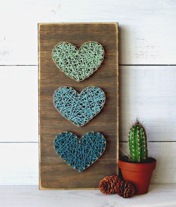 du string art sur réalisé sur une planche en bois décorative, des ficelles qui forment un coeur, idée activit manuelle pour adultes