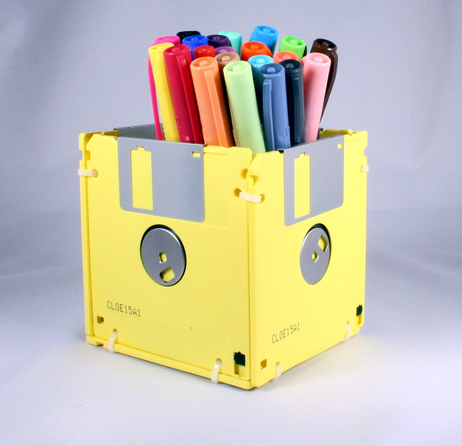 activité manuelle adulte, un pot à crayon fabriqué à partir de disquettes jaunes, rangement stylos a faire soi meme