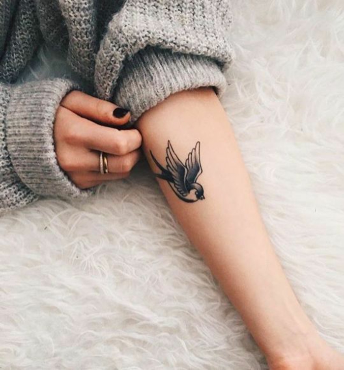 Tatouage oiseau sur le bras oiseau volant simple tatouage joli