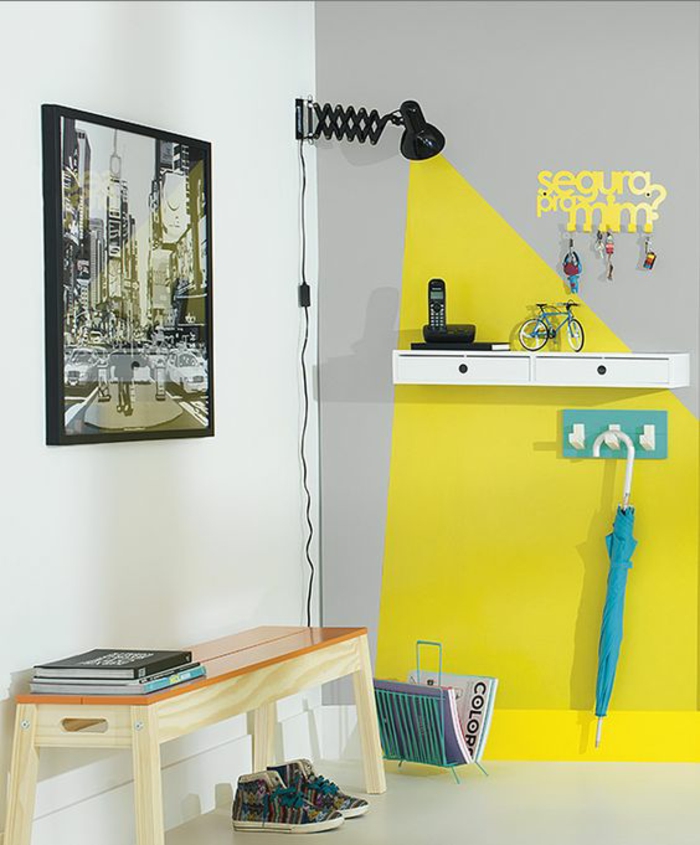 deco hall entree avec effet déco en jaune et turquoise avec un tableau dans un style rétro en noir et blanc 