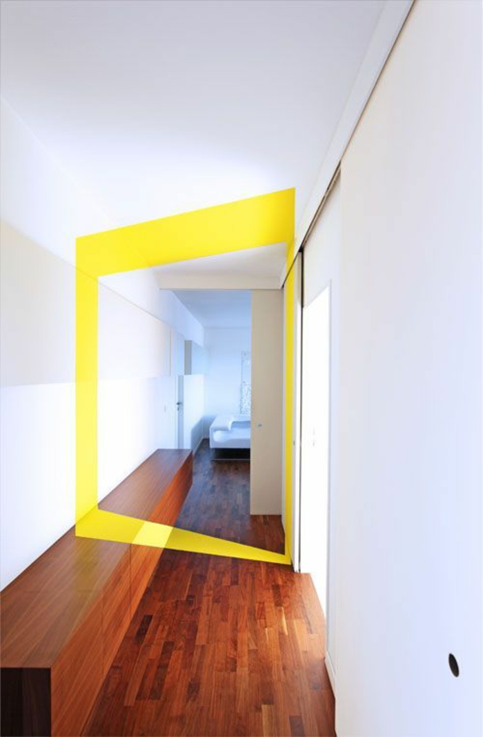 deco hall entree avec détail géométrique en jaune pour une perspective hyper attractive