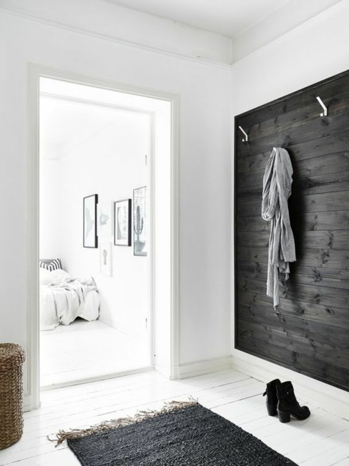 hall entrée maison avec mur en bois gris et tapis gris plafond haut 