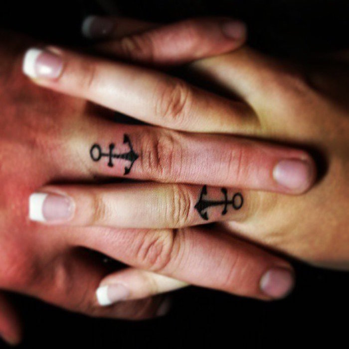 tatouage amoureux tattoo doigt ancre marine couple