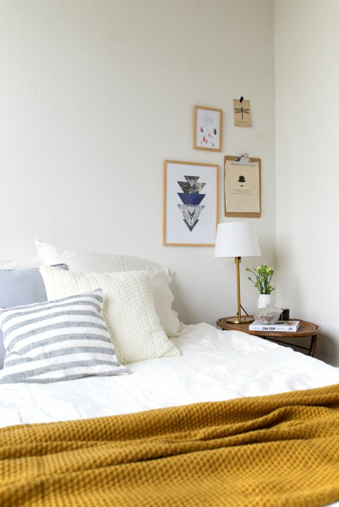 comment relooker une chambre à coucher pour une ambiance ensoleillée et estivale, plaid ocre jaune comme accent déco dans la chambre à coucher en blanc et gris