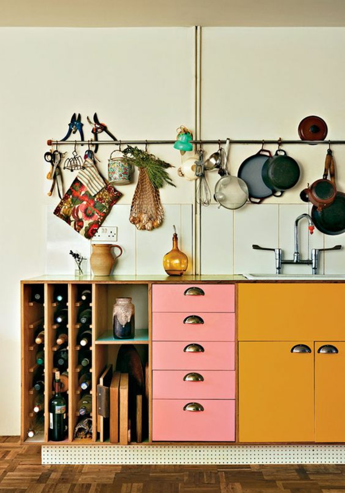 aménagement original d'une cuisine à la fois moderne et vintage, meubles de cuisine peint en couleur moutarde et rose
