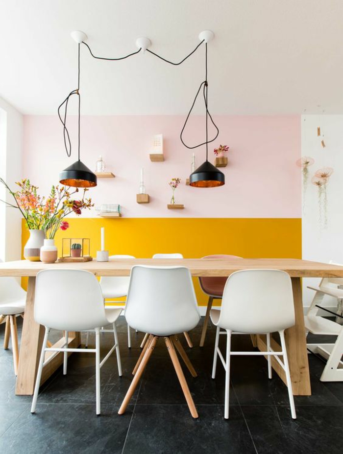 salle à manger lumineuse au mur bicolore en ocre jaune et rose pastel