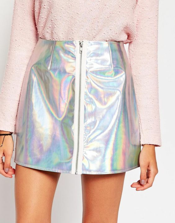 mode annee 80 jupe trapèze aux reflets métalliques irisés avec fermeture éclair devant et pull rose