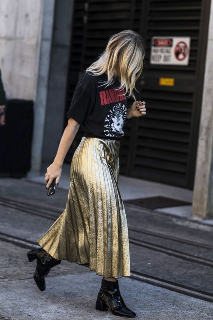 style vetement année 80 jupe plissée longue aux nuances dorés et tee shirt rock noir