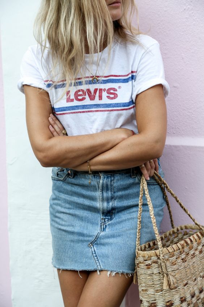 look des années 80 tee-shirt blanc Levi's avec mini jupe en denim clair