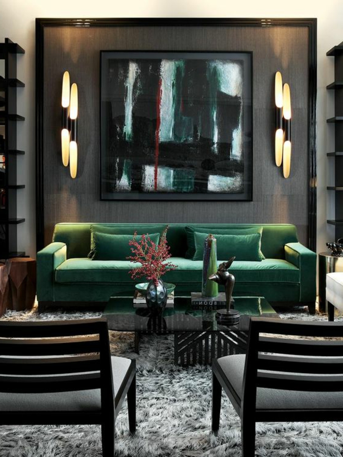 association de couleur avec le gris, appliques murales, sofa vert émeraude, table basse en vert