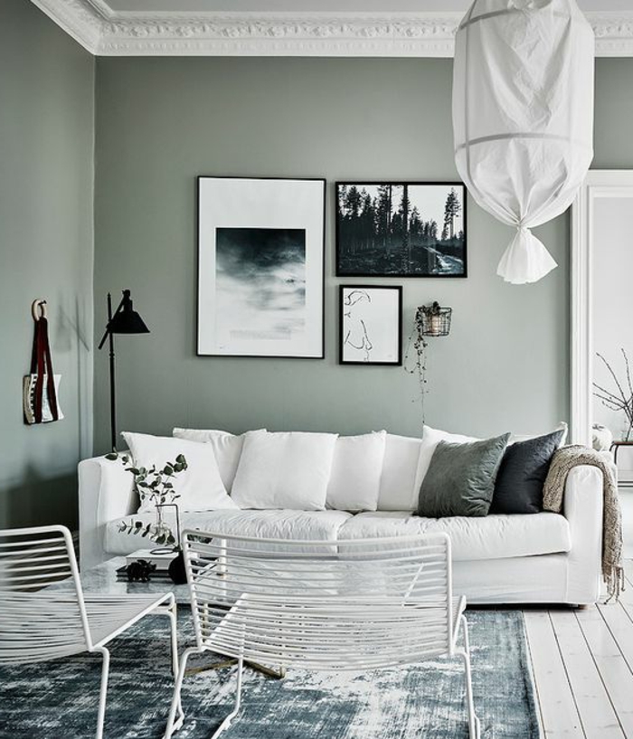 association de couleur avec le gris, tableaux monochromatiques, sofa blanc avec plusieurs coussins