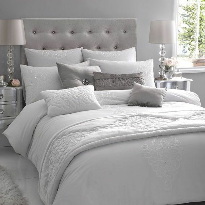 association de couleurs avec le gris, chambre à coucher en gris et blanc, chevets vintage argentés