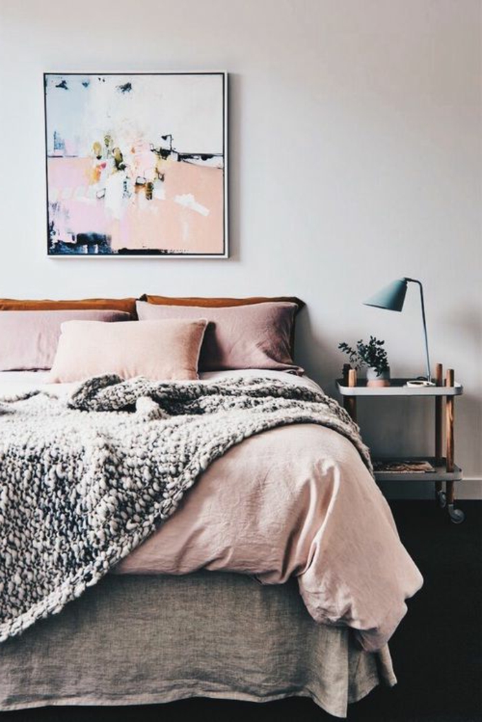 association de couleurs avec le gris, chambre à coucher en gris et rose, plaid tricoté, peinture en couleurs pastels