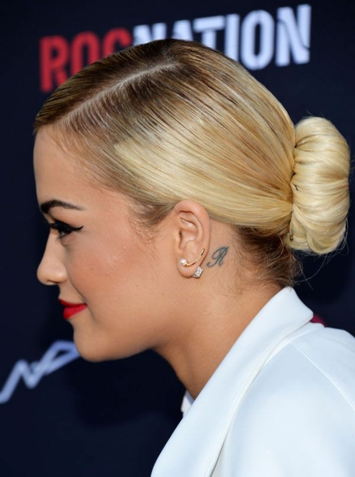 Derrière l oreille tatouage lettre derriere oreille femme célèbre Rita Ora tattoo