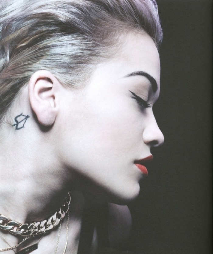Idée tatouage lobe oreille signification tattoo fleur Rita Ora