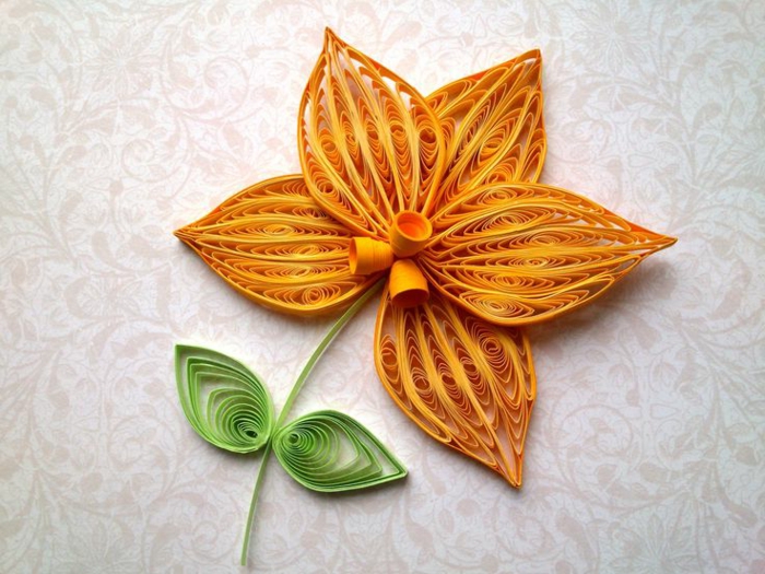 bricolage fête des mères, une fleur en papier quilling orange, tige, fleur et deux feuilles