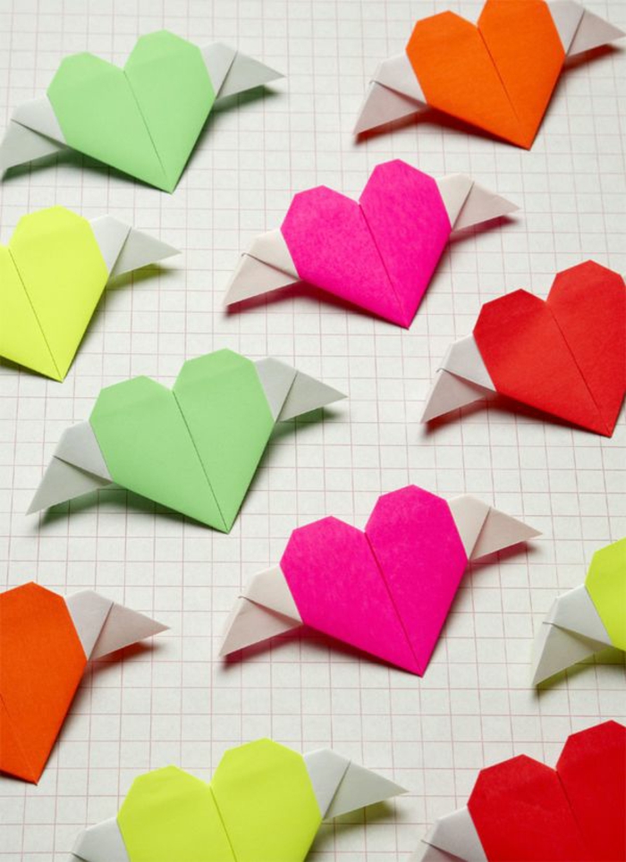 comment faire un cœur origami avec ailes, bricolage saint valentin, idée pour un origami facile 