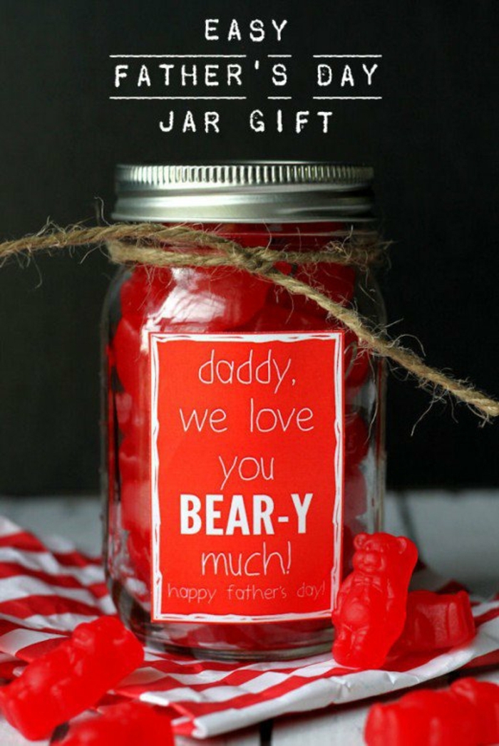 un bocal en verre rempli de bonbons gélifiés rouges oursons, cadeau fete des peres dans mason jar, étiquette personnalisé