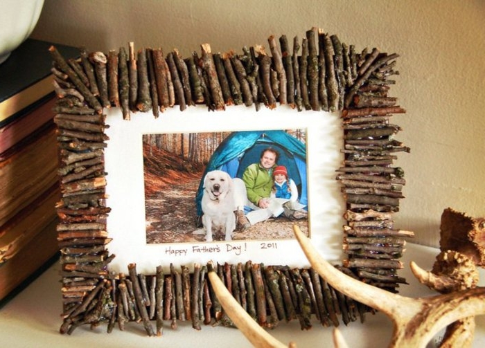 cadre photos rustique, customisé avec des petits bâtons en bois, photo pere fils journée en plein air, chien, cadeau fete des peres diy