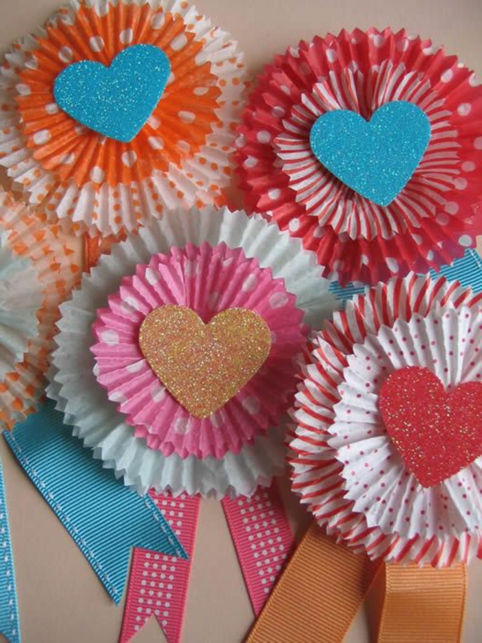 cadeau pour la fête des mères a fabriquer, faire des fleurs en moules de cupcake