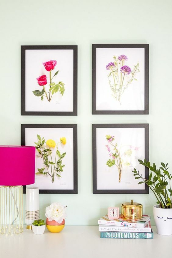 cadre rectangulaire, lampe rose, fleurs artificielles, plantes vertes, livres, boîte de bijoux, horloge rose