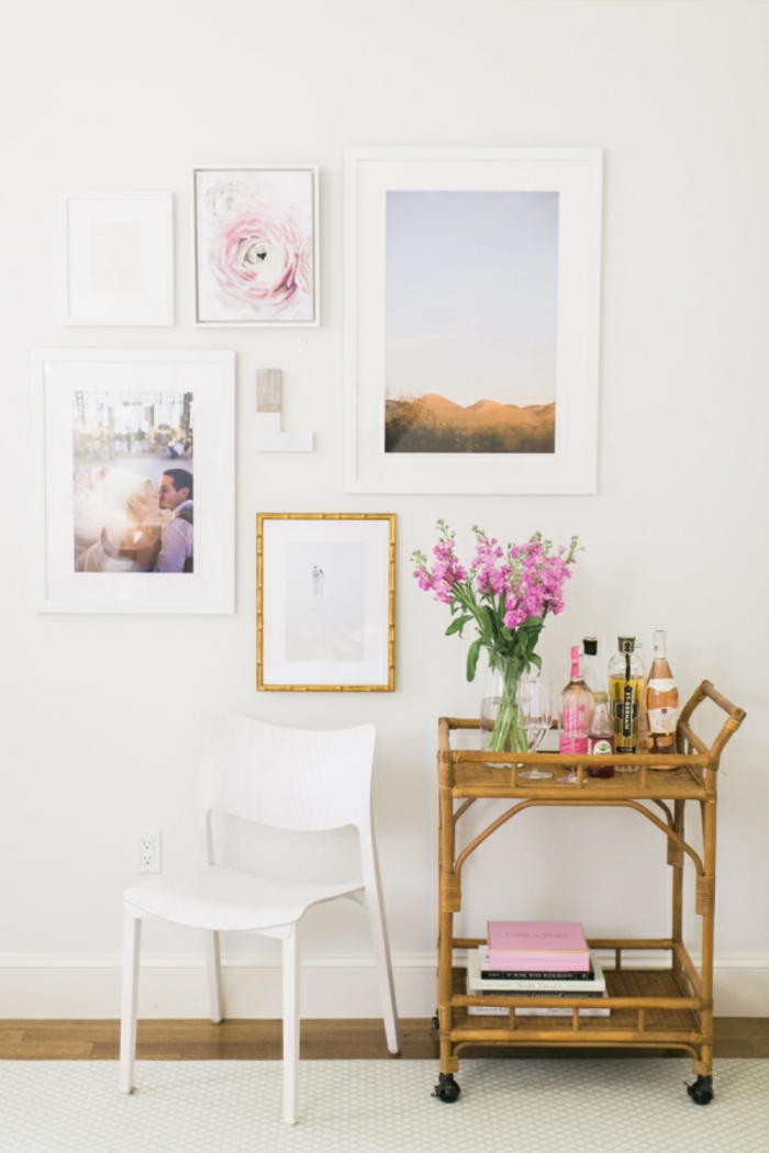 deco mur, cadre rectangulaire, bouteilles, chaise en plastique, murs blancs, photos fleurs rose