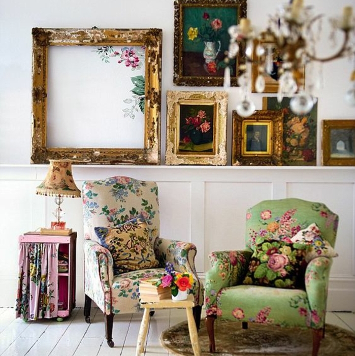 idee deco cadre vide, tableaux d art et un cadre vide vintage à côté, décoration shabby chic avec des fauteuils et lampe à motifs floraux, parquet blanc