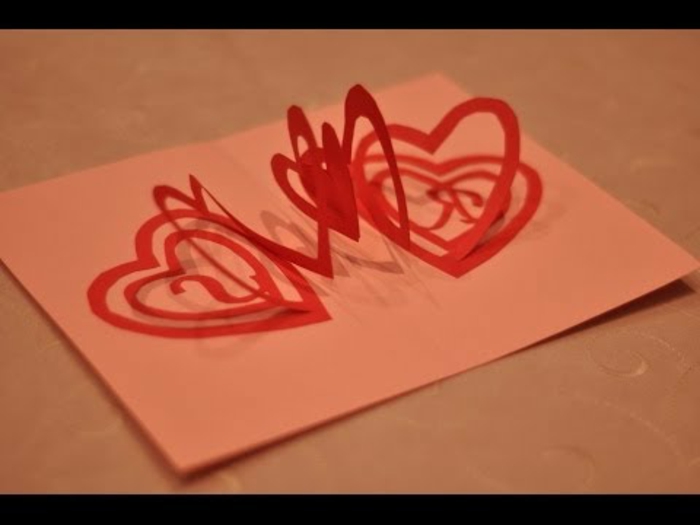 carte de fête des mères, coeurs spirales liés sur une carte en papier rose