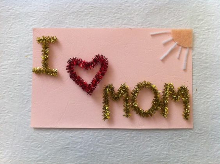 carte de fête des mères, message sur une carte écrit avec guiralndes et soleil en papier feutre