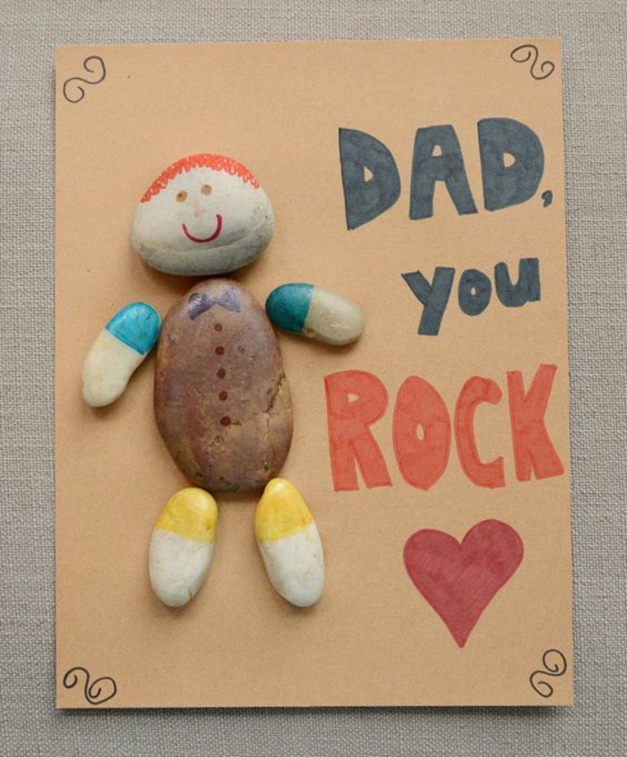 idee de carte de voeux papa, un bonhomme, constitué de galets décorés de couleurs diverses, bricolage fête des pères pour enfant