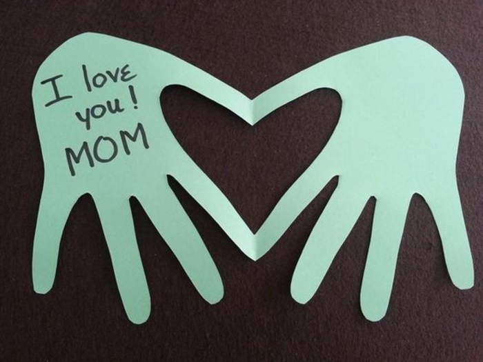 carte fête des mères à fabriquer avec un script maman je t'aime sur des empreintes de paumes