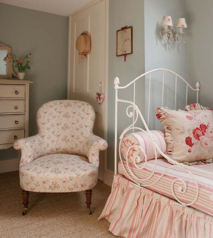 chambre a coucher deco campagne, fauteuil liberty, linge de lit rose et blanc, mur couleur vert pastel, commode vintage blanc patiné
