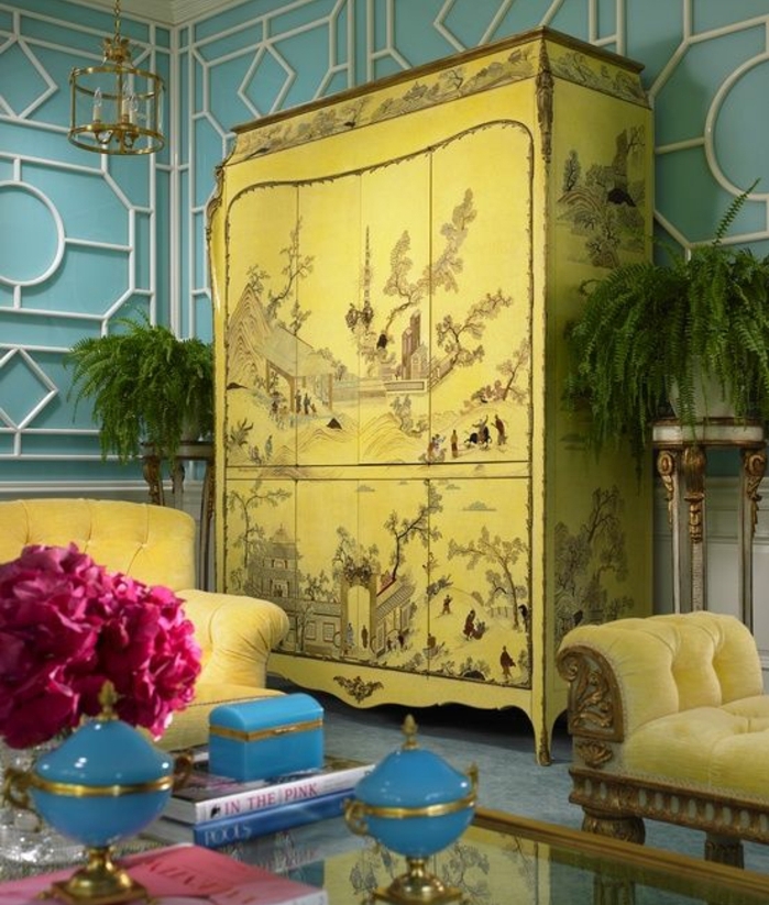 deco bleu et jaune exotique, orientale, mur couleur bleue, armoire, canapé et chaise longue jaunes vintage, table basse elegante, bouquet de fleurs 