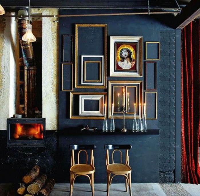 mur de cadres formats divers, chandeliers vintage, chaises en bois cheminée, ambiance rustique vintage, idée comment décorer un salon rustique