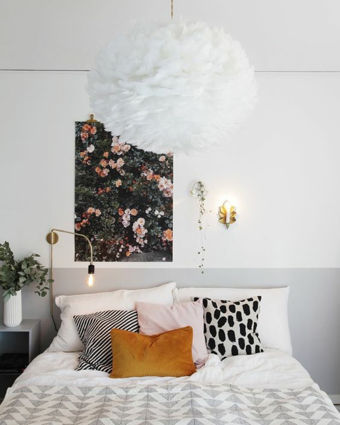 une chambre à coucher élégante en blanc et gris, la couleur ocre dans le textile d'intéreur