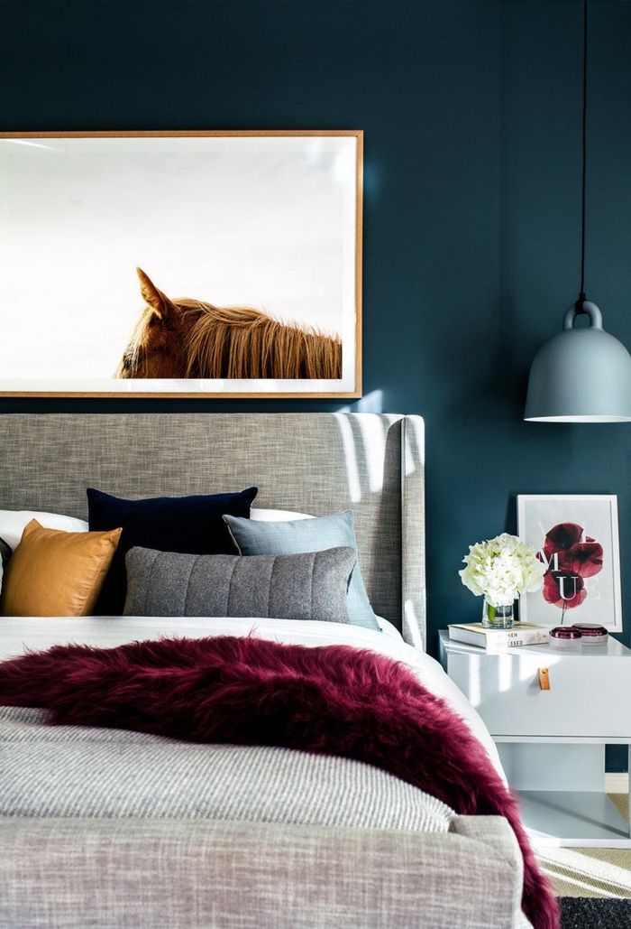 une chambre à coucher bleu canard avec des accents ocre jaune moutarde, ambiance élégante et moderne