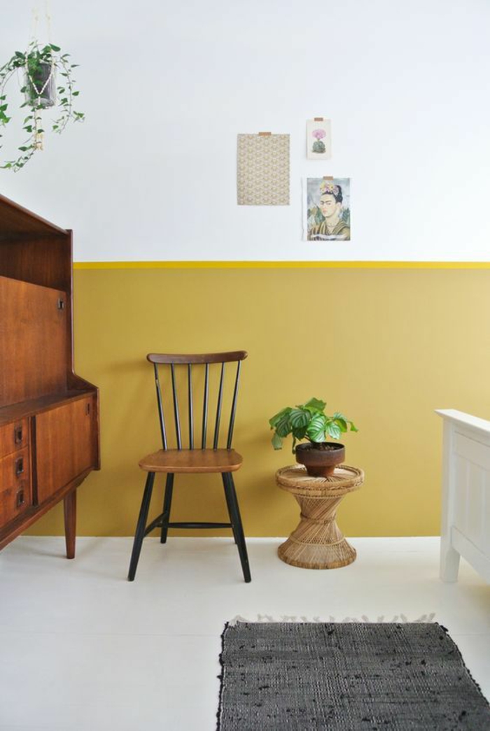 un mur bicolore peint en ocre jaune doré et blanc pour dynamiser l'intérieur blanc 