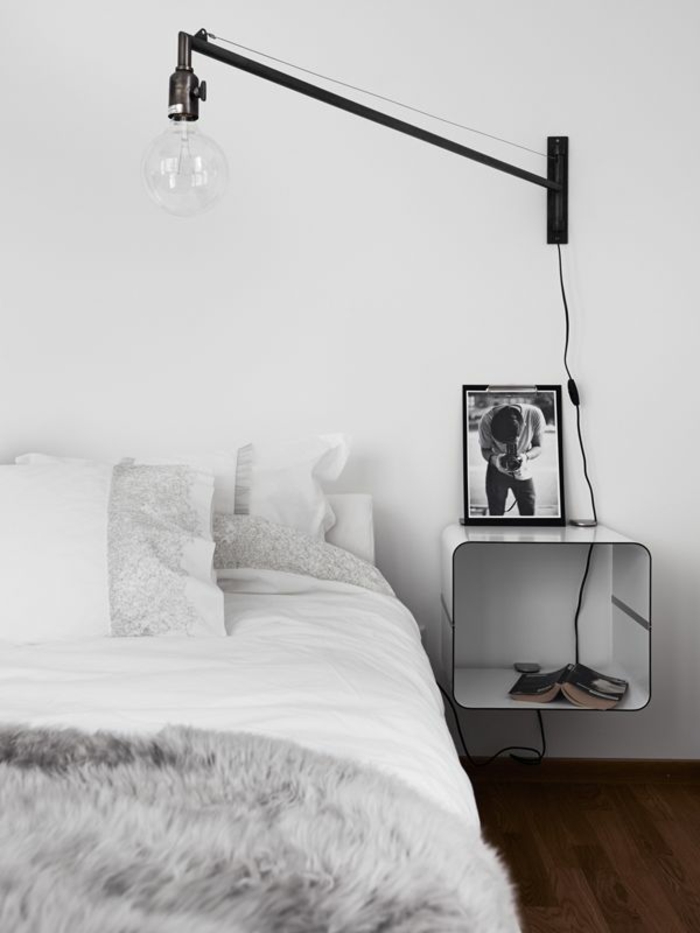 table de chevet cube de rangement, chambre à coucher élégante en blanc, une lampe de chevet suspendue avec bras réglable