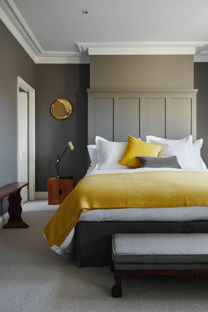 une chambre à coucher élégante en gris et taupe, linge de lit couleur ocre