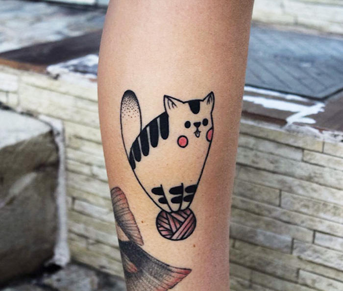  tatoué tatouage nombril chat stylisé pelote idée dessin chats