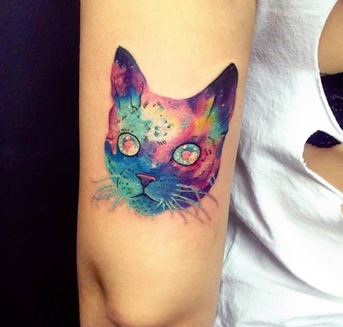 tatoo tete de chat couleurs aquarelle bras femme cat tattoo